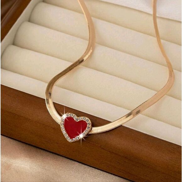 A Snakeskin Chain Heart Set With Rhinestones Oil Drop Pendant - Picture 2 of 6